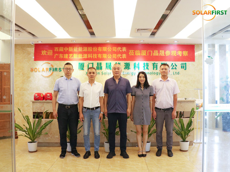 Стратегическая синергия в области инноваций в солнечной энергетике: Guangdong Jianyi и Tibet Zhong Xin Neng посещают Solar First Group